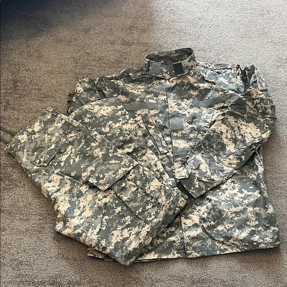 Other - Army Combat Camouflage Men’s Uniform Jacket Size L and Pants Size M/L